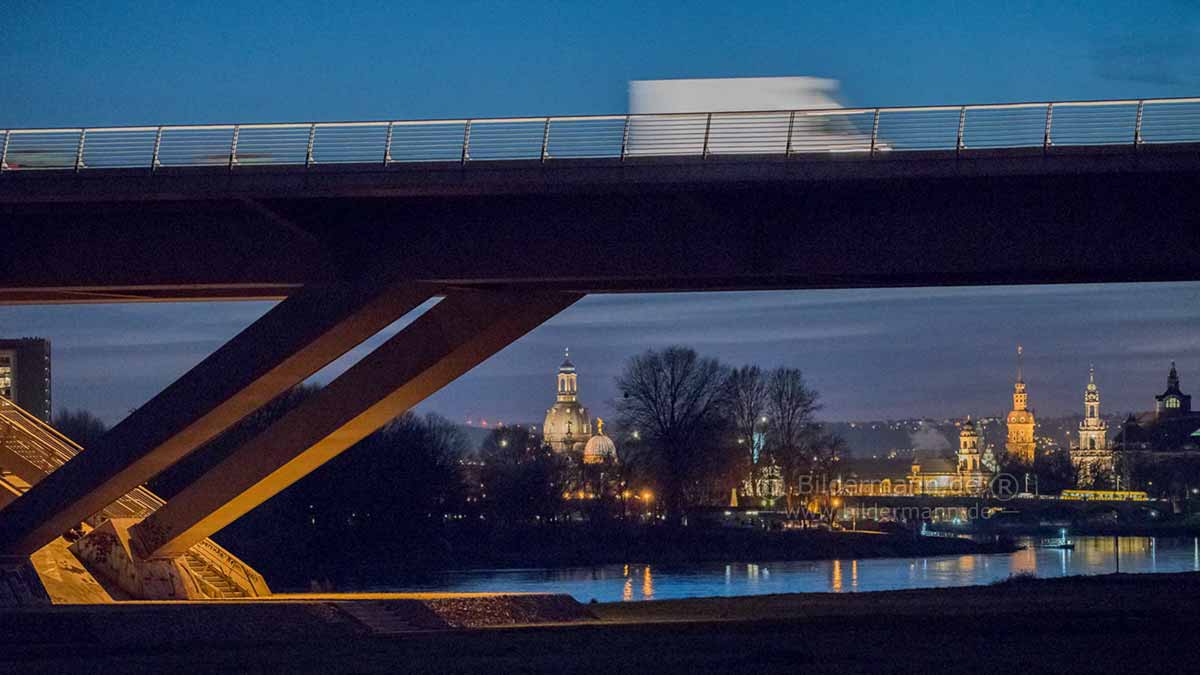 Nachtaufnahme der Waldschlösschenbrücke in Dresden